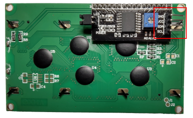 Imagen de la parte trasera de la pantalla de caracteres en la que se muestra el expansor de GPIO I2C.