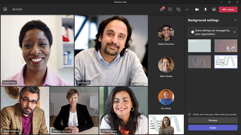 Screenshot: Benutzerdefinierte Besprechungshintergründe in einer Teams-Besprechung.