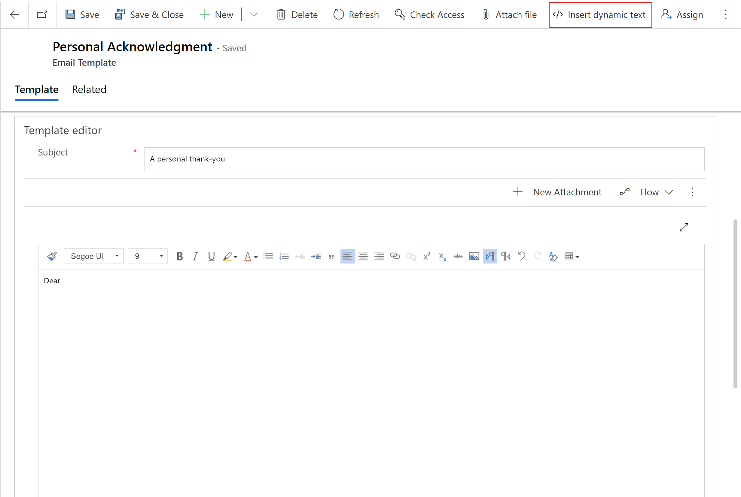 Editor template email, dengan Sisipkan teks dinamis yang disorot.