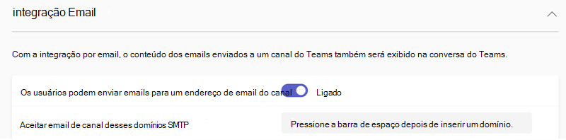 Captura de ecrã a mostrar as definições de integração de e-mail do Teams no centro de administração do Teams.